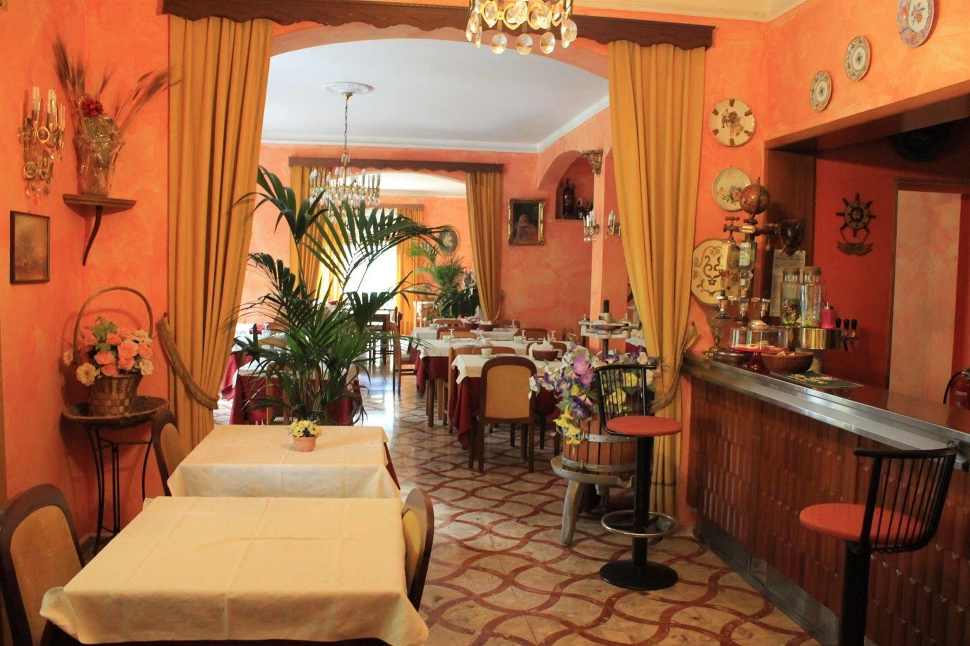 Albergo Paradiso Maccagno エクステリア 写真